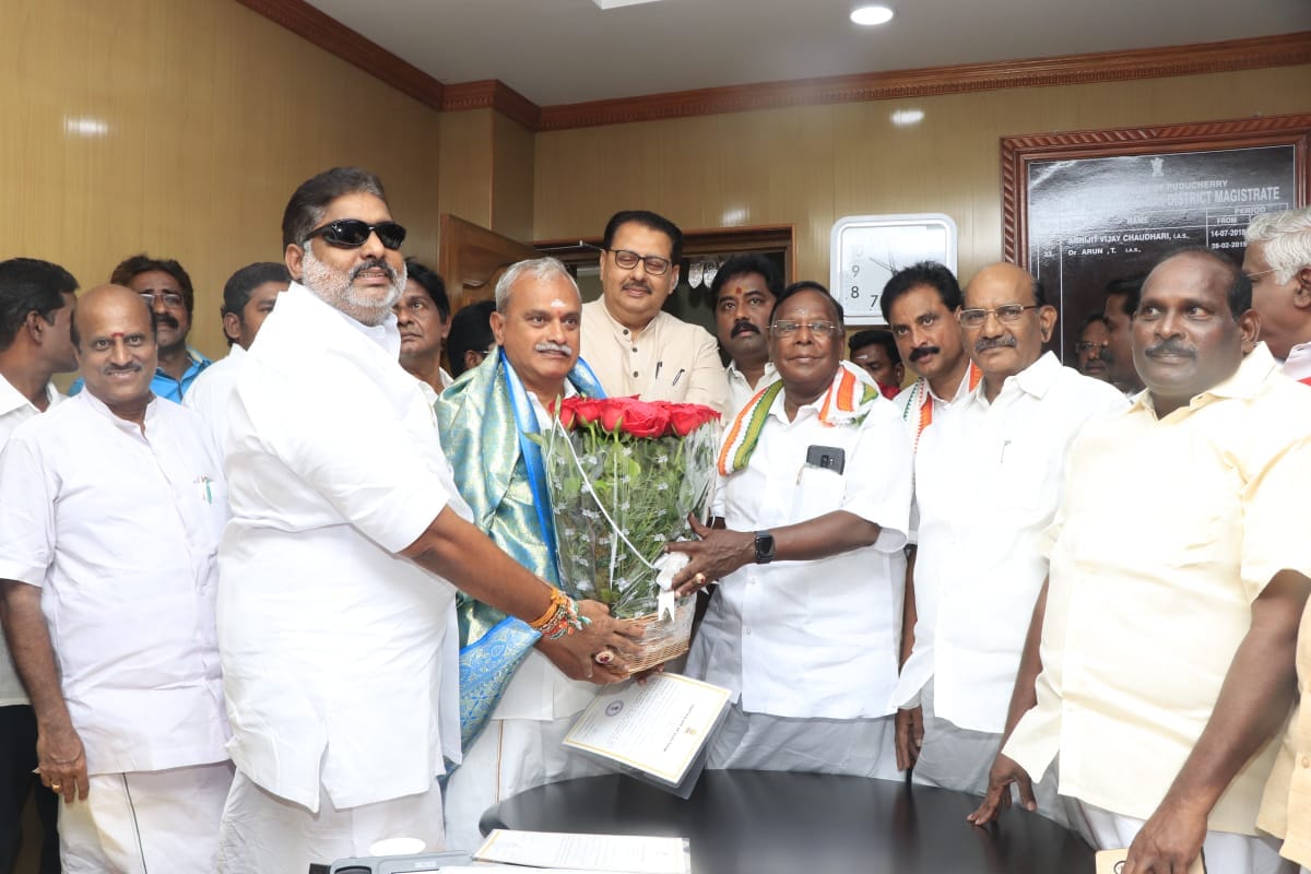 அவருக்கு முதல்வர் நாராயணசாமி, மாநில காங்கிரஸ் தலைவர் நமச்சிவாயம் மற்றும் அகில இந்திய காங்கிரஸ் செயலாளர் சஞ்சய் தத் ஆகியோர் வைத்திலிங்கத்திற்கு சால்வை அணிவித்து பூங்கொத்து கொடுத்து வாழ்த்து தெரிவித்தனர். (படம்: புதுசேரி - இளவமுதன்) அவருக்கு முதல்வர் நாராயணசாமி, மாநில காங்கிரஸ் தலைவர் நமச்சிவாயம் மற்றும் அகில இந்திய காங்கிரஸ் செயலாளர் சஞ்சய் தத் ஆகியோர் வைத்திலிங்கத்திற்கு சால்வை அணிவித்து பூங்கொத்து கொடுத்து வாழ்த்து தெரிவித்தனர். (படம்: புதுசேரி - இளவமுதன்)