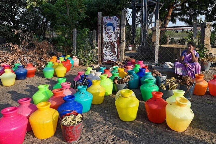 பல்லாவரம் ஈஸ்வரி நகரில் உள்ள பொது கிணறு எப்போது திறக்கப்படும்? எப்போது தண்ணீர் இரைக்கலாம்? என காலிகுடங்களுடன் எதிர்பார்த்து காத்திருக்கும் மக்கள். பல்லாவரம் ஈஸ்வரி நகரில் உள்ள பொது கிணறு எப்போது திறக்கப்படும்? எப்போது தண்ணீர் இரைக்கலாம்? என காலிகுடங்களுடன் எதிர்பார்த்து காத்திருக்கும் மக்கள்.