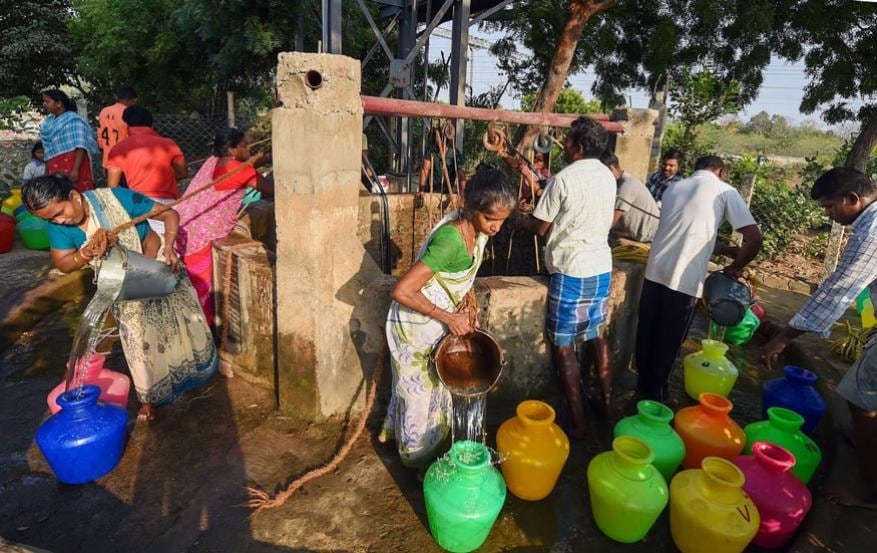 சென்னையில் இருக்கும் சில ஐடி கம்பெனிகளில் தண்ணீர் இல்லாததால் ஊழியர்கள் வீட்டிலிருந்தே வேலைப் பாருங்கள் என நிர்வாகம் கேட்டு கொண்டுள்ளது. சென்னையில் இருக்கும் சில ஐடி கம்பெனிகளில் தண்ணீர் இல்லாததால் ஊழியர்கள் வீட்டிலிருந்தே வேலைப் பாருங்கள் என நிர்வாகம் கேட்டு கொண்டுள்ளது.