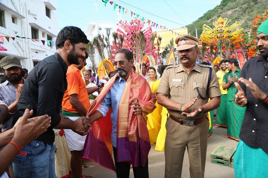 பேராண்மை, புறம்போக்கு படங்களில் இயக்குநர் எஸ்.பி ஜனநாதனிடம் பணியாற்றிய வெங்கட கிருஷ்ண ரோகாந்த் இந்தப் படத்தின் மூலம் இயக்குநராக அறிமுகமாகிறார். தனது உதவியாளர் இயக்குநராக அறிமுகமாகும் இப்படத்தை எஸ்.பி ஜனநாதன் க்ளாப் அடித்து படப்பிடிப்பை தொடங்கி வைத்தார். பேராண்மை, புறம்போக்கு படங்களில் இயக்குநர் எஸ்.பி ஜனநாதனிடம் பணியாற்றிய வெங்கட கிருஷ்ண ரோகாந்த் இந்தப் படத்தின் மூலம் இயக்குநராக அறிமுகமாகிறார். தனது உதவியாளர் இயக்குநராக அறிமுகமாகும் இப்படத்தை எஸ்.பி ஜனநாதன் க்ளாப் அடித்து படப்பிடிப்பை தொடங்கி வைத்தார்.