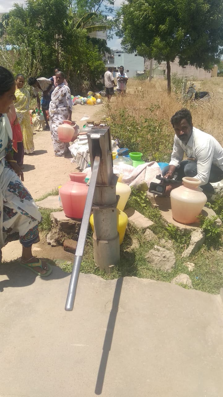பற்றாக்குறையாக உள்ள பகுதிகளுக்கு டேங்கர் லாரி மூலம் தண்ணீர் வினியோகம் செய்யப்படுகிறது. ஒரு டேங்கர் லாரி நீர் 800 ரூபாய் வரை விற்கப்படுகிறது. இந்த நீரும் உவர்ப்புத்தன்மை இருப்பதால் மக்கள் பெருமளவில் குடிநீருக்கும் வேறு இடத்தை நாடுகின்றனர். செஞ்சிக் உட்பட்ட கிருஷ்ணாபுரம் பகுதியில் உள்ள வஉசி வீதியில் அமைந்துள்ள ஒரு போர்வெல்லில் இருந்து கை பம்பு மூலம் மக்கள் குடிநீர் தேவையை ஓரளவு தீர்த்துக் கொள்கின்றனர். பற்றாக்குறையாக உள்ள பகுதிகளுக்கு டேங்கர் லாரி மூலம் தண்ணீர் வினியோகம் செய்யப்படுகிறது. ஒரு டேங்கர் லாரி நீர் 800 ரூபாய் வரை விற்கப்படுகிறது. இந்த நீரும் உவர்ப்புத்தன்மை இருப்பதால் மக்கள் பெருமளவில் குடிநீருக்கும் வேறு இடத்தை நாடுகின்றனர். செஞ்சிக் உட்பட்ட கிருஷ்ணாபுரம் பகுதியில் உள்ள வஉசி வீதியில் அமைந்துள்ள ஒரு போர்வெல்லில் இருந்து கை பம்பு மூலம் மக்கள் குடிநீர் தேவையை ஓரளவு தீர்த்துக் கொள்கின்றனர்.