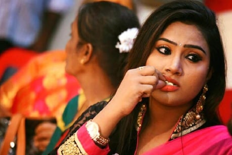 ஹலோ மைனா நந்தினியா... செல்போன் அழைப்புகளால் விரக்தியடைந்து போலீஸ் புகார் கொடுத்த அரசியல் கட்சி நிர்வாகி ஹலோ மைனா நந்தினியா... செல்போன் அழைப்புகளால் விரக்தியடைந்து போலீஸ் புகார் கொடுத்த அரசியல் கட்சி நிர்வாகி