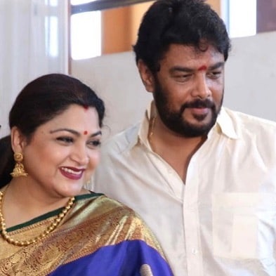 சுந்தர் சி இயக்கத்தில் அரண்மனை படத்தில் மூன்றாவது பாகத்தை சன் பிக்சர்ஸ் நிறுவனம் தயாரிக்க உள்ளதாக செய்தி வெளியாகியுள்ளது. திகில் திரைப்படமாக இதற்கு முன்னர் வெளியான இரண்டு பாகங்களும் ஓரளவு வரவேற்பைப் பெற்றிருந்த நிலையில் மூன்றாவது பாகத்தை தயாரிக்க சன் பிக்சர்ஸ் நிறுவனம் முன்வந்துள்ளது. ஆர்யா, சுந்தர் சி, ராஷி கன்னா ஆகியோர் இந்தத் திரைப்படத்தில் நடிக்க உள்ளதாக அறிவிக்கப்பட்டுள்ளது. சுந்தர் சி இயக்கத்தில் அரண்மனை படத்தில் மூன்றாவது பாகத்தை சன் பிக்சர்ஸ் நிறுவனம் தயாரிக்க உள்ளதாக செய்தி வெளியாகியுள்ளது. திகில் திரைப்படமாக இதற்கு முன்னர் வெளியான இரண்டு பாகங்களும் ஓரளவு வரவேற்பைப் பெற்றிருந்த நிலையில் மூன்றாவது பாகத்தை தயாரிக்க சன் பிக்சர்ஸ் நிறுவனம் முன்வந்துள்ளது. ஆர்யா, சுந்தர் சி, ராஷி கன்னா ஆகியோர் இந்தத் திரைப்படத்தில் நடிக்க உள்ளதாக அறிவிக்கப்பட்டுள்ளது.
