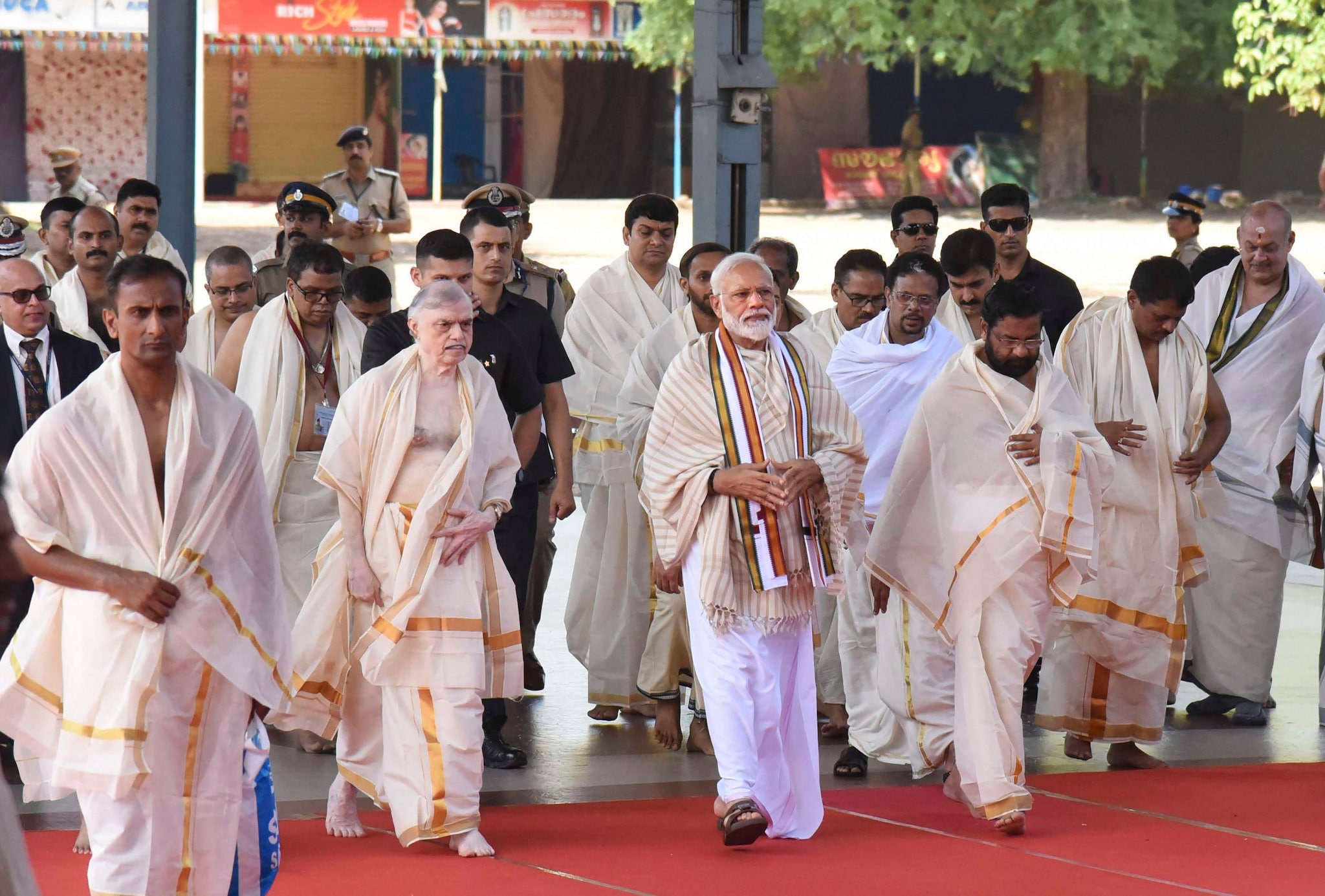 குருவாயூர் கிருஷ்ணர் கோவிலில் பிரதமர் நரேந்திர மோடியுடன் கேரள ஆளுநர் சதாசிவம் செல்கிறார். (படம்: பிடிஐ) குருவாயூர் கிருஷ்ணர் கோவிலில் பிரதமர் நரேந்திர மோடியுடன் கேரள ஆளுநர் சதாசிவம் செல்கிறார். (படம்: பிடிஐ)