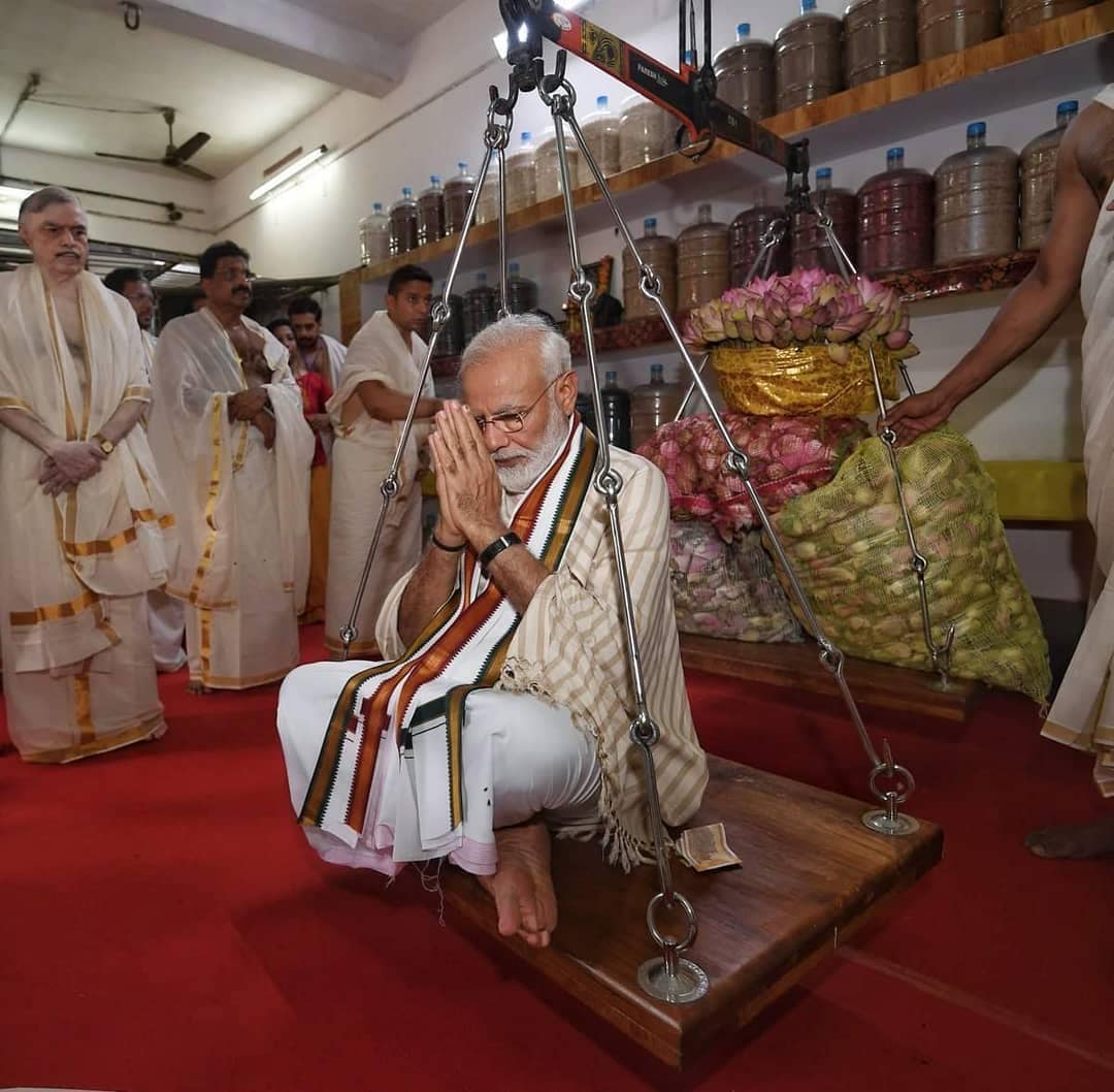 கேரள மாநிலம் குருவாயூர் கிருஷ்ணர் கோவிலில் பிரதமர் நரேந்திர மோடி எடைக்கு இணையாக தாமரை மலர்களை காணிக்கை செலுத்தி வழிபாடு நடத்தினார். கேரள மாநிலம் குருவாயூர் கிருஷ்ணர் கோவிலில் பிரதமர் நரேந்திர மோடி எடைக்கு இணையாக தாமரை மலர்களை காணிக்கை செலுத்தி வழிபாடு நடத்தினார்.