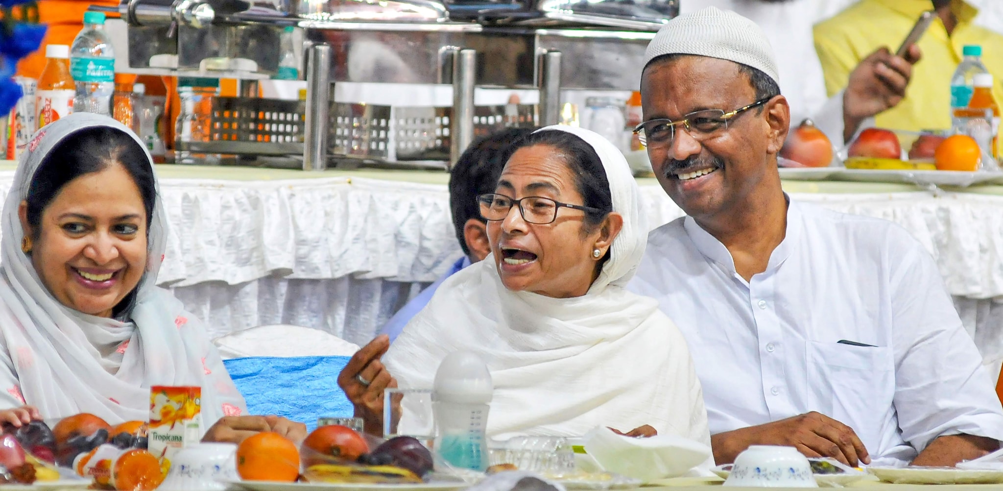கொல்கத்தாவில் மேற்கு வங்க முதல்வர் மம்தா பானர்ஜி கொல்கத்தாவின் மேயர் ஃபிர்ஹாத் ஹக்கீம் -ஐ சந்தித்துப் பேசினார். கொல்கத்தாவில் மேற்கு வங்க முதல்வர் மம்தா பானர்ஜி கொல்கத்தாவின் மேயர் ஃபிர்ஹாத் ஹக்கீம் -ஐ சந்தித்துப் பேசினார்.