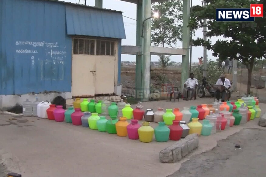 செங்கல்பட்டில் 2 நாட்களுக்கு முன்பே காலி குடங்களை வரிசையில் வைத்துவிட்டு குடிநீருக்காக காத்திருக்கும் மக்கள். செங்கல்பட்டில் 2 நாட்களுக்கு முன்பே காலி குடங்களை வரிசையில் வைத்துவிட்டு குடிநீருக்காக காத்திருக்கும் மக்கள்.