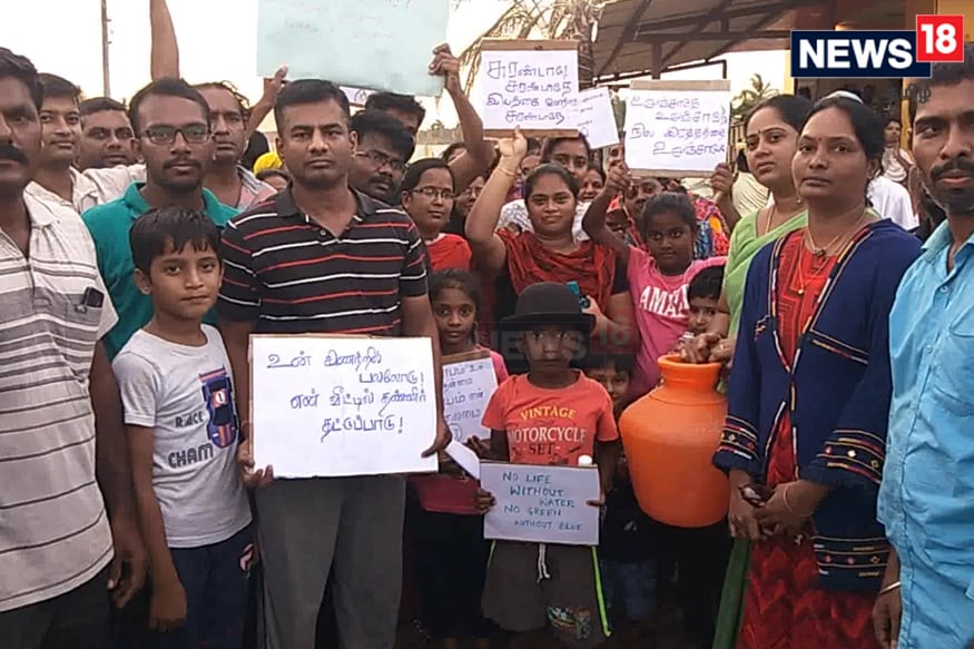 செங்கல்பட்டில் தண்ணீர் தட்டுப்பாடு அதிகரித்து வருவதை சுட்டிக்காட்டும் விதமாக பலகைகளில் , ”இயற்கை வளத்தை சுரண்டாதே, தண்ணீர் தட்டுப்பாடு” போன்ற வாசகங்களை எழுதி கோஷமிடும் மக்கள். செங்கல்பட்டில் தண்ணீர் தட்டுப்பாடு அதிகரித்து வருவதை சுட்டிக்காட்டும் விதமாக பலகைகளில் , ”இயற்கை வளத்தை சுரண்டாதே, தண்ணீர் தட்டுப்பாடு” போன்ற வாசகங்களை எழுதி கோஷமிடும் மக்கள்.