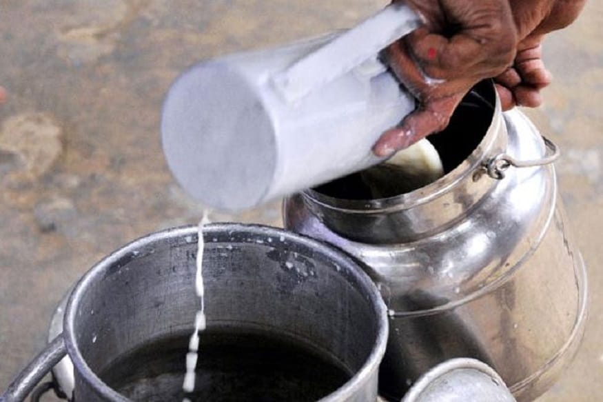 மாவு கலந்த பால் என்றால் அதை ஒரு கிளாஸ் ஊற்றிக் கொதிக்க வைத்து ஆறியதும் ஒரு ஸ்பூன் உப்பு கலந்து பாருங்கள். அது நீல நிறத்தில் மாறினால் கலப்படப் பால். மாவு கலந்த பால் என்றால் அதை ஒரு கிளாஸ் ஊற்றிக் கொதிக்க வைத்து ஆறியதும் ஒரு ஸ்பூன் உப்பு கலந்து பாருங்கள். அது நீல நிறத்தில் மாறினால் கலப்படப் பால்.