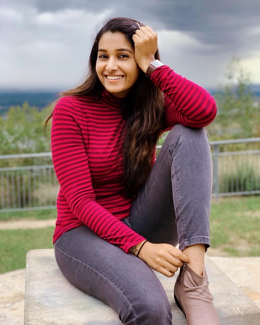 அதிலும் இயக்குநர் சங்கரின் இயக்கம் என்றால் மிகப்பெரிய ஆசிர்வாதம். ஒரே நேரத்தில் அனைத்து ஆசிகளும் கிடைத்துவிட்டதைப் போல உணர்கிறேன்” என்றும் பிரியா பவானி சங்கர் கூறியிருந்தார். அதிலும் இயக்குநர் சங்கரின் இயக்கம் என்றால் மிகப்பெரிய ஆசிர்வாதம். ஒரே நேரத்தில் அனைத்து ஆசிகளும் கிடைத்துவிட்டதைப் போல உணர்கிறேன்” என்றும் பிரியா பவானி சங்கர் கூறியிருந்தார்.