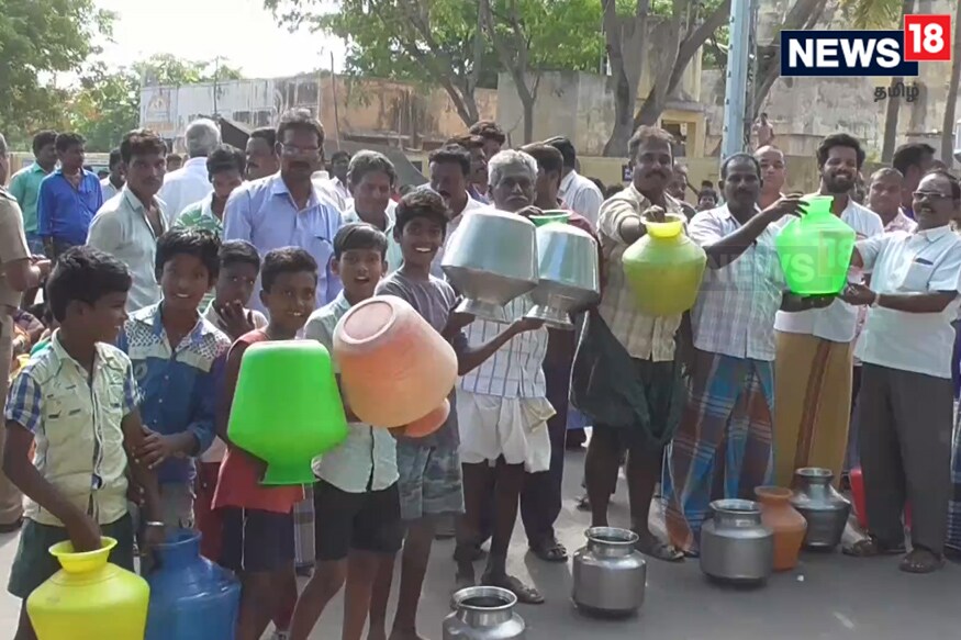 வேலூர் மாவட்டம் திருப்பத்தூரில் தண்ணீருக்காக காலி குடங்களுடன் காத்திருக்கும் சிறுவர்கள் மற்றும் பெரியவர்கள். வேலூர் மாவட்டம் திருப்பத்தூரில் தண்ணீருக்காக காலி குடங்களுடன் காத்திருக்கும் சிறுவர்கள் மற்றும் பெரியவர்கள்.