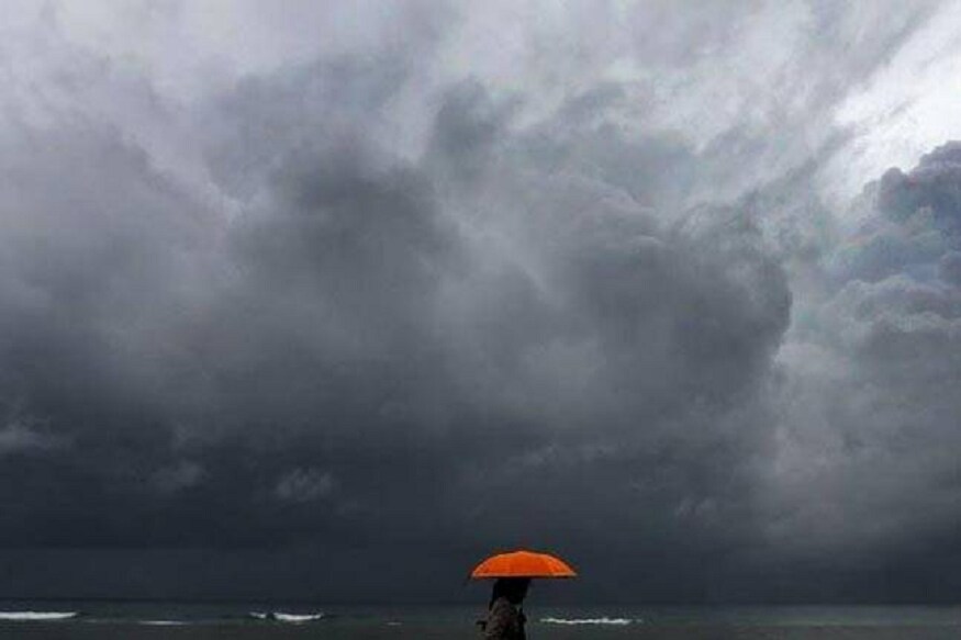 சென்னையில் செய்தியாளர்களைச் சந்தித்த வானிலை ஆய்வு மைய இயக்குநர் புவியரசன், தென்மேற்கு வங்கக்கடலில் புதிதாக காற்றழுத்த தாழ்வுப் பகுதி உருவாகியுள்ளதாகக் கூறினார். வங்கக்கடல் பகுதியில் மணிக்கு ஐம்பது கிலோமீட்டர் வேகத்தில் சூறைக்காற்று வீசக்கூடும் என்றும் அவர் தெரிவித்தார். சென்னையில் செய்தியாளர்களைச் சந்தித்த வானிலை ஆய்வு மைய இயக்குநர் புவியரசன், தென்மேற்கு வங்கக்கடலில் புதிதாக காற்றழுத்த தாழ்வுப் பகுதி உருவாகியுள்ளதாகக் கூறினார். வங்கக்கடல் பகுதியில் மணிக்கு ஐம்பது கிலோமீட்டர் வேகத்தில் சூறைக்காற்று வீசக்கூடும் என்றும் அவர் தெரிவித்தார்.