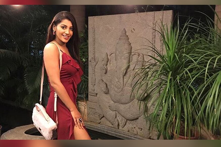 விநாயகர் சிலை முன் நடிகை யாஷிகா போஸ் கொடுத்துள்ள படம் சமூக வலைதளத்தில் எதிர்ப்பை கிளப்பி உள்ளது. விநாயகர் சிலை முன் நடிகை யாஷிகா போஸ் கொடுத்துள்ள படம் சமூக வலைதளத்தில் எதிர்ப்பை கிளப்பி உள்ளது.