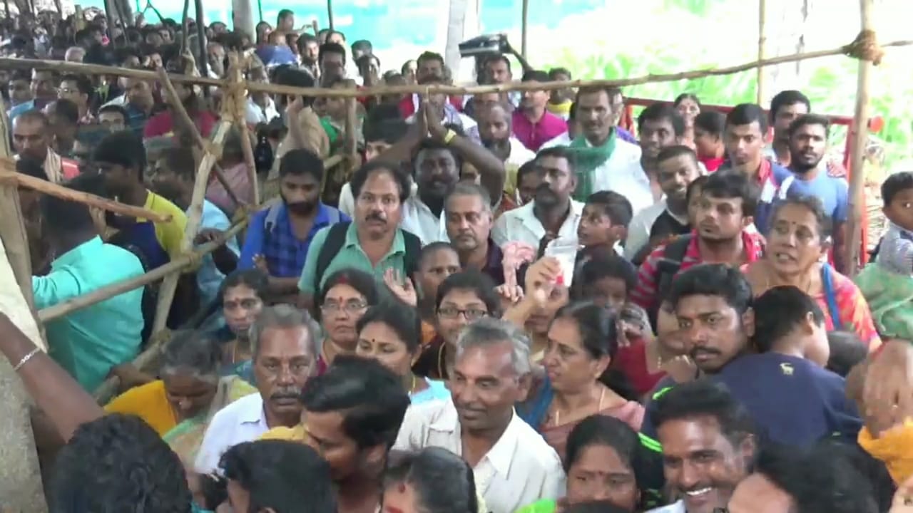 இன்று ஏராளமான பக்தர்கள் நீண்ட வரிசையில் 2 மணி நேரம் காத்திருந்து சாமி தரிசனம் செய்து வருகின்றனர். இன்று ஏராளமான பக்தர்கள் நீண்ட வரிசையில் 2 மணி நேரம் காத்திருந்து சாமி தரிசனம் செய்து வருகின்றனர்.