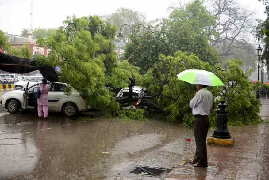 அலகாபாத்தில் பெய்த கனமழையின் போது மரம் விழுந்ததில் தனது கார் சேதமடைந்ததை பார்க்கும் பெண்.(Image: AFP) அலகாபாத்தில் பெய்த கனமழையின் போது மரம் விழுந்ததில் தனது கார் சேதமடைந்ததை பார்க்கும் பெண்.(Image: AFP)