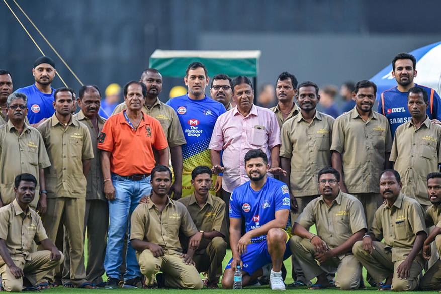 2011 உலகக்கோப்பை தொடரை வென்ற இந்திய அணியினர் அந்த வெற்றி நாளை மும்பை மைதானத்தில் உள்ள ஊழியர்களுடன் கொண்டாடினர் (Image: PTI) 2011 உலகக்கோப்பை தொடரை வென்ற இந்திய அணியினர் அந்த வெற்றி நாளை மும்பை மைதானத்தில் உள்ள ஊழியர்களுடன் கொண்டாடினர் (Image: PTI)