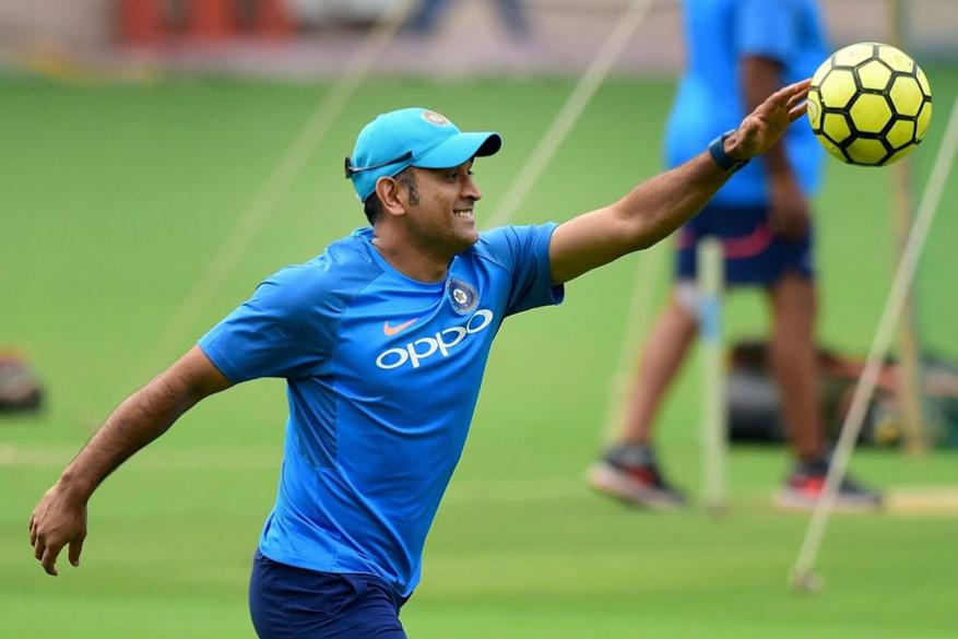 இந்நிலையில், “துணை ராணுவப் படையில் அடுத்த 2 மாதங்கள் பணியாற்ற உள்ளதால் மேற்கிந்திய தீவுகள் செல்லும் இந்திய அணியில் பங்கேற்க முடியாது“ என தோனி பிசிசிஐ-க்கு கடிதம் எழுதி உள்ளார். இந்நிலையில், “துணை ராணுவப் படையில் அடுத்த 2 மாதங்கள் பணியாற்ற உள்ளதால் மேற்கிந்திய தீவுகள் செல்லும் இந்திய அணியில் பங்கேற்க முடியாது“ என தோனி பிசிசிஐ-க்கு கடிதம் எழுதி உள்ளார்.