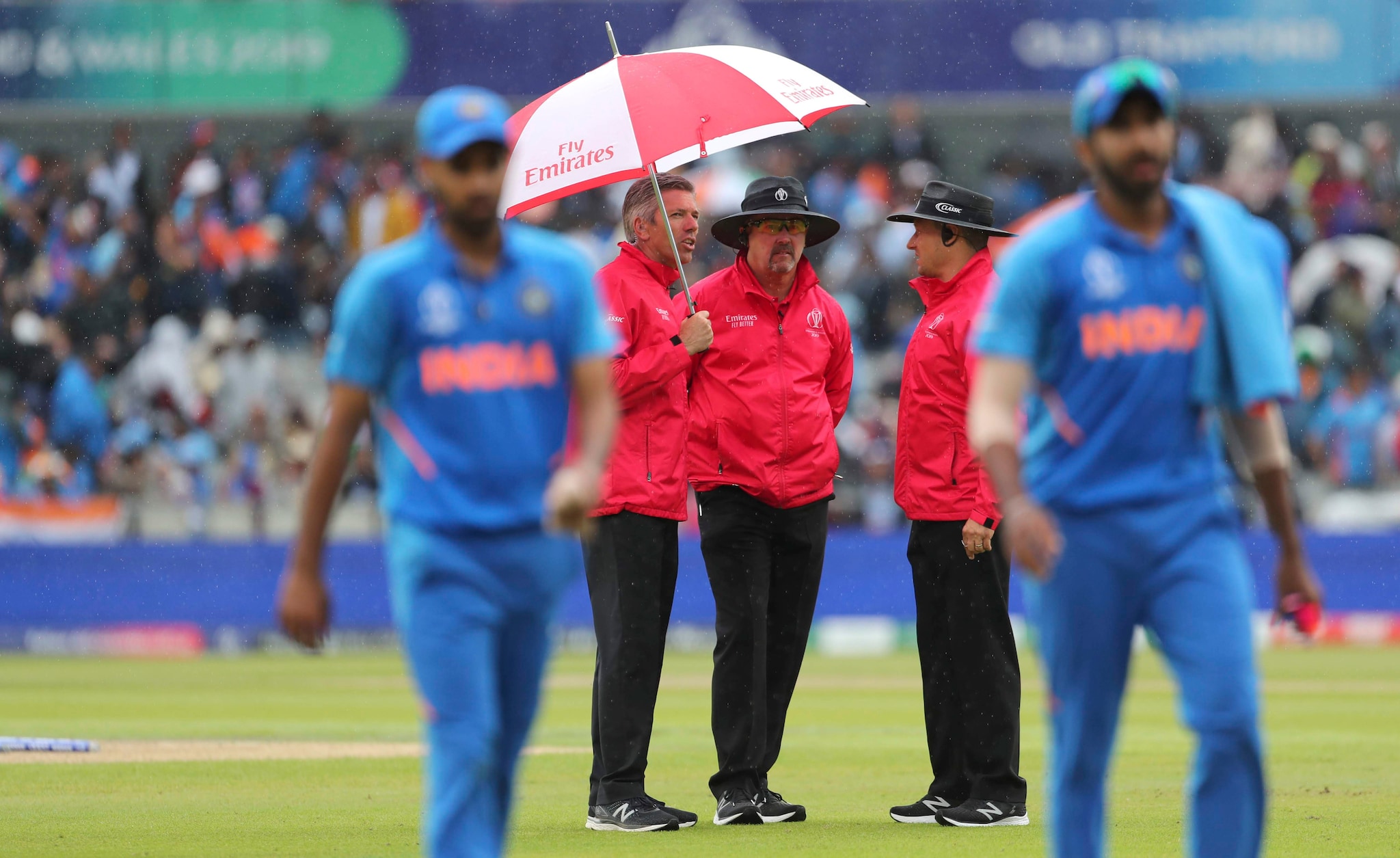 அரையிறுதிப் போட்டி என்பதால், மாற்று நாளான இன்று போட்டி நடைபெறவுள்ளது. அத்துடன், நியூசிலாந்து விட்ட இடத்தில் இருந்து எஞ்சிய ஓவர்களையும் இன்று விளையாடும். பின்னர், இந்திய அணி இலக்கை நோக்கி விளையாடும். அரையிறுதிப் போட்டி என்பதால், மாற்று நாளான இன்று போட்டி நடைபெறவுள்ளது. அத்துடன், நியூசிலாந்து விட்ட இடத்தில் இருந்து எஞ்சிய ஓவர்களையும் இன்று விளையாடும். பின்னர், இந்திய அணி இலக்கை நோக்கி விளையாடும்.