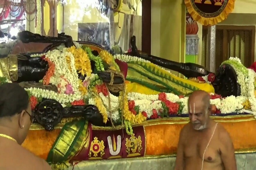 காஞ்சிபுரம் அத்திவரதர் உற்சவத்தின் 25-வது நாளான இன்று தங்க சரிகை பதியப்பட்ட மஞ்சள் பட்டு உடுத்தி பக்தர்களுக்கு காட்சி அளித்து வருகிறார். காஞ்சிபுரம் அத்திவரதர் உற்சவத்தின் 25-வது நாளான இன்று தங்க சரிகை பதியப்பட்ட மஞ்சள் பட்டு உடுத்தி பக்தர்களுக்கு காட்சி அளித்து வருகிறார்.