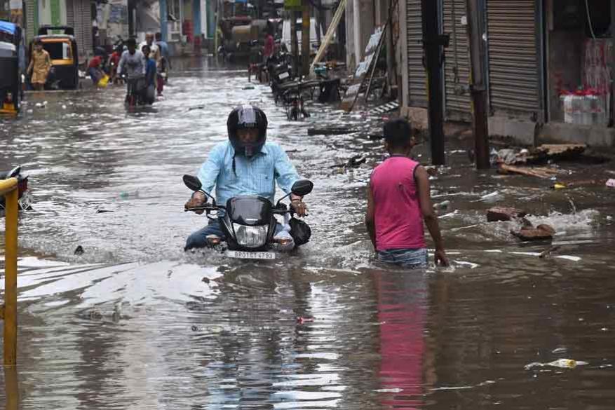 பாட்னாவில் சாலைகளில் வழிந்தோடும் வெள்ளபெருக்கால் வாகன ஓட்டிகள் அவதிக்குள்ளாகியுள்ளனர். (Image: PTI) பாட்னாவில் சாலைகளில் வழிந்தோடும் வெள்ளபெருக்கால் வாகன ஓட்டிகள் அவதிக்குள்ளாகியுள்ளனர். (Image: PTI)