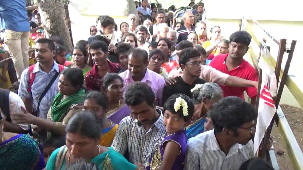 தமிழக அமைச்சர் பாஸ்கரன் திரைப்பட நடிகர் ராதாரவி உள்ளிட்ட முக்கிய பிரமுகர்கள் அதிகாலையிலேயே சுவாமியை தரிசனம் செய்து விட்டு சென்றனர். தமிழக அமைச்சர் பாஸ்கரன் திரைப்பட நடிகர் ராதாரவி உள்ளிட்ட முக்கிய பிரமுகர்கள் அதிகாலையிலேயே சுவாமியை தரிசனம் செய்து விட்டு சென்றனர்.
