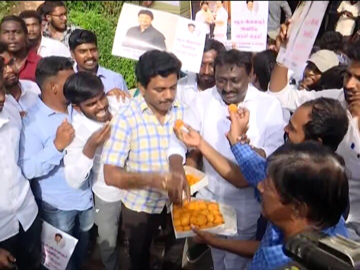இளைஞரணிச் செயலாளராக உதயநிதி ஸ்டாலின் அறிவிக்கப்பட்டதை அடுத்து திமுக தொண்டர்கள் கொண்டாட்டங்களில் ஈடுபட்டு வருகின்றனர். இளைஞரணிச் செயலாளராக உதயநிதி ஸ்டாலின் அறிவிக்கப்பட்டதை அடுத்து திமுக தொண்டர்கள் கொண்டாட்டங்களில் ஈடுபட்டு வருகின்றனர்.