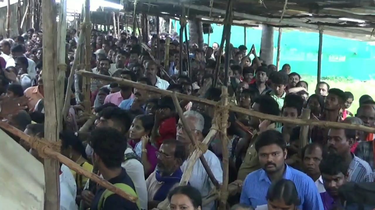 இந்நிலையில் கடந்த 24 நாட்களாக 33 லட்சத்து 50,000 பக்தர்கள் சுவாமி தரிசனம் செய்து விட்டு சென்றுள்ளனர். இந்நிலையில் கடந்த 24 நாட்களாக 33 லட்சத்து 50,000 பக்தர்கள் சுவாமி தரிசனம் செய்து விட்டு சென்றுள்ளனர்.