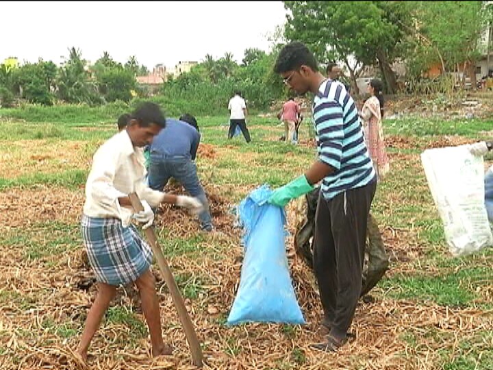 சென்னையின் வெவ்வேறு திசைகளில் இருந்தும் ஒன்று திரண்ட இளைஞர்கள், கூட்டு குடும்பம் போல் தங்களுக்கு தேவையான நிதியை தாங்களே பகிர்ந்துகொண்டு, ஏரியில் படர்ந்துள்ள கழிவுகளை அகற்றி சமூக சேவையாற்றி வருகின்றனர் சென்னையின் வெவ்வேறு திசைகளில் இருந்தும் ஒன்று திரண்ட இளைஞர்கள், கூட்டு குடும்பம் போல் தங்களுக்கு தேவையான நிதியை தாங்களே பகிர்ந்துகொண்டு, ஏரியில் படர்ந்துள்ள கழிவுகளை அகற்றி சமூக சேவையாற்றி வருகின்றனர்