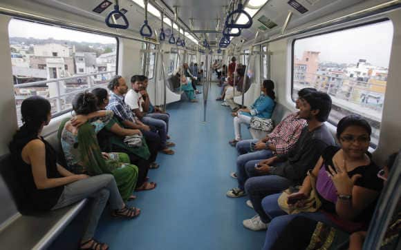 மெட்ரோ ரயிலை பொறுத்தவரை, வார நாட்களில் வேலைக்கு செல்வோர் தான் மெட்ரோ ரயில் சேவையை அதிகம் பயன்படுத்தி வருகின்றனர். இதனால், விடுமுறை நாட்களில் பயணம் செய்வோரின் எண்ணிக்கை குறைவாகவே இருந்து வருகிறது.<br />எனவே, விடுமுறை நாட்களில் சென்னை மெட்ரோ ரயிலில் பயணம் செய்யும் பயணியர் எண்ணிக்கையை அதிகரிக்க பல்வேறு முயற்சிகளை எடுத்து வருகிறது ரயில்வே நிர்வாகம். மெட்ரோ ரயிலை பொறுத்தவரை, வார நாட்களில் வேலைக்கு செல்வோர் தான் மெட்ரோ ரயில் சேவையை அதிகம் பயன்படுத்தி வருகின்றனர். இதனால், விடுமுறை நாட்களில் பயணம் செய்வோரின் எண்ணிக்கை குறைவாகவே இருந்து வருகிறது.<br />எனவே, விடுமுறை நாட்களில் சென்னை மெட்ரோ ரயிலில் பயணம் செய்யும் பயணியர் எண்ணிக்கையை அதிகரிக்க பல்வேறு முயற்சிகளை எடுத்து வருகிறது ரயில்வே நிர்வாகம்.