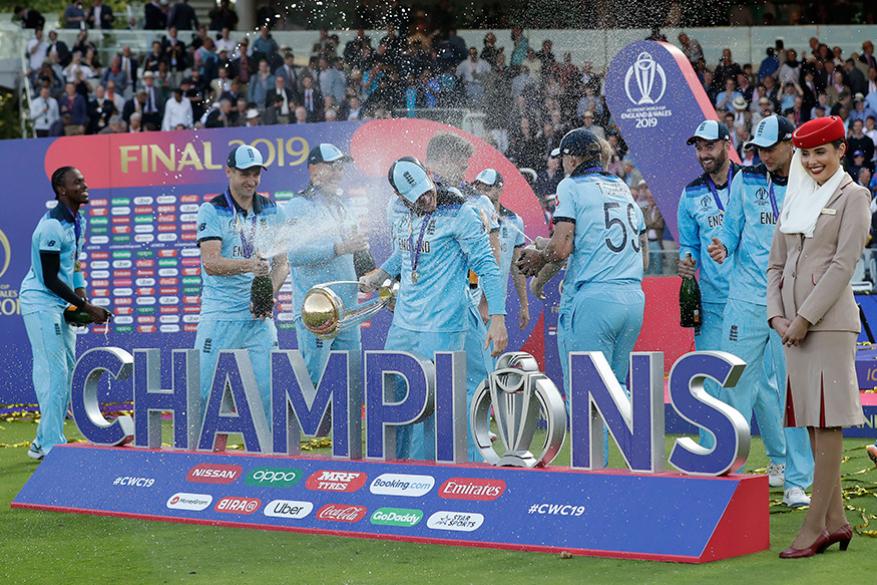 கிரிக்கெட்டை கண்டுபிடித்த நாடான இங்கிலாந்து அதன் சொந்த மண்ணில் முதன்முறையாக கோப்பையைக் கைப்பற்றியுள்ளது. கிரிக்கெட்டை கண்டுபிடித்த நாடான இங்கிலாந்து அதன் சொந்த மண்ணில் முதன்முறையாக கோப்பையைக் கைப்பற்றியுள்ளது.