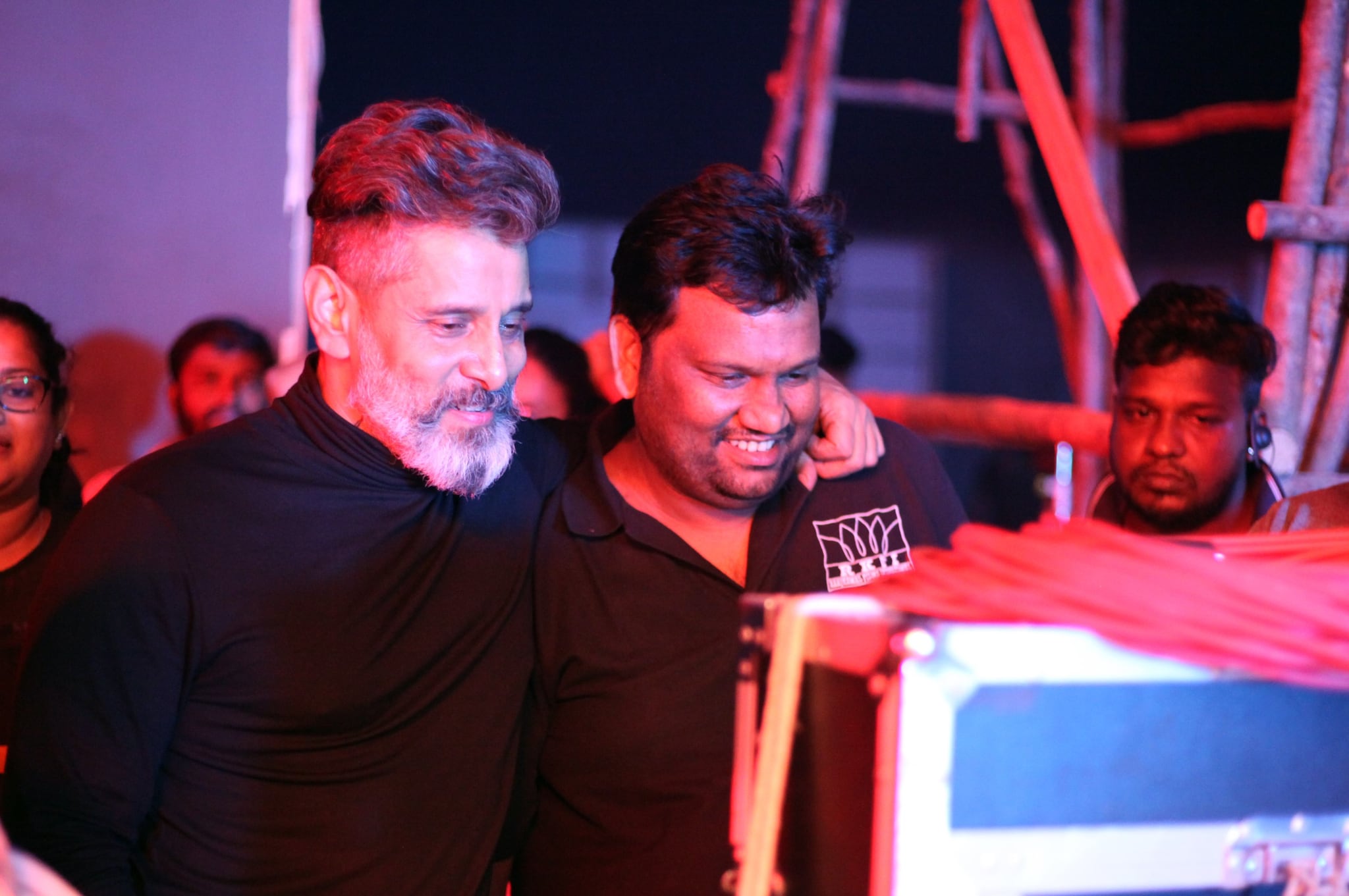 இந்நிலையில் கடாரம் கொண்டான் படம் பார்த்தவர்கள் ட்விட்டரில் பல கலவையான விமர்சனங்களை தெரிவித்துள்ளனர். இந்நிலையில் கடாரம் கொண்டான் படம் பார்த்தவர்கள் ட்விட்டரில் பல கலவையான விமர்சனங்களை தெரிவித்துள்ளனர்.