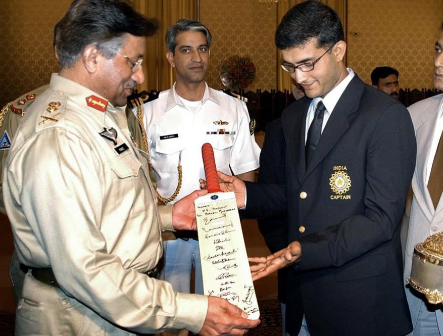 பாகிஸ்தான் முன்னாள் அதிபர் முஷராப்புக்கு இந்திய அணி வீரர்கள் ஆட்டோகிராப் உடன் கூடிய பேட்டை பரிசாக வழங்கும் சவுரவ் கங்குலி பாகிஸ்தான் முன்னாள் அதிபர் முஷராப்புக்கு இந்திய அணி வீரர்கள் ஆட்டோகிராப் உடன் கூடிய பேட்டை பரிசாக வழங்கும் சவுரவ் கங்குலி