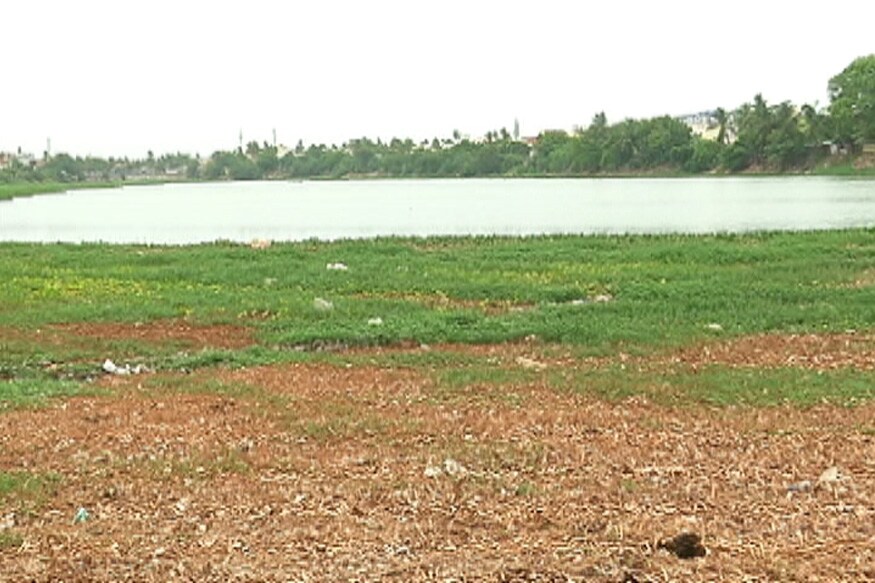 தமிழகம் முழுவதும் பெரும்பாலான நீர்நிலைகள் வறண்டு போய் காணப்படுகின்றன. குறிப்பாக சென்னையில் உள்ள வேளச்சேரி ஏரியின் ஒருபுறம் நீரின்றி வறண்டுபோனதை அடுத்து, அதனை தூர்வாரி புனரமைக்கும் பணிகளில் சென்னை இளைஞர்கள் ஈடுபட்டுள்ளனர் தமிழகம் முழுவதும் பெரும்பாலான நீர்நிலைகள் வறண்டு போய் காணப்படுகின்றன. குறிப்பாக சென்னையில் உள்ள வேளச்சேரி ஏரியின் ஒருபுறம் நீரின்றி வறண்டுபோனதை அடுத்து, அதனை தூர்வாரி புனரமைக்கும் பணிகளில் சென்னை இளைஞர்கள் ஈடுபட்டுள்ளனர்