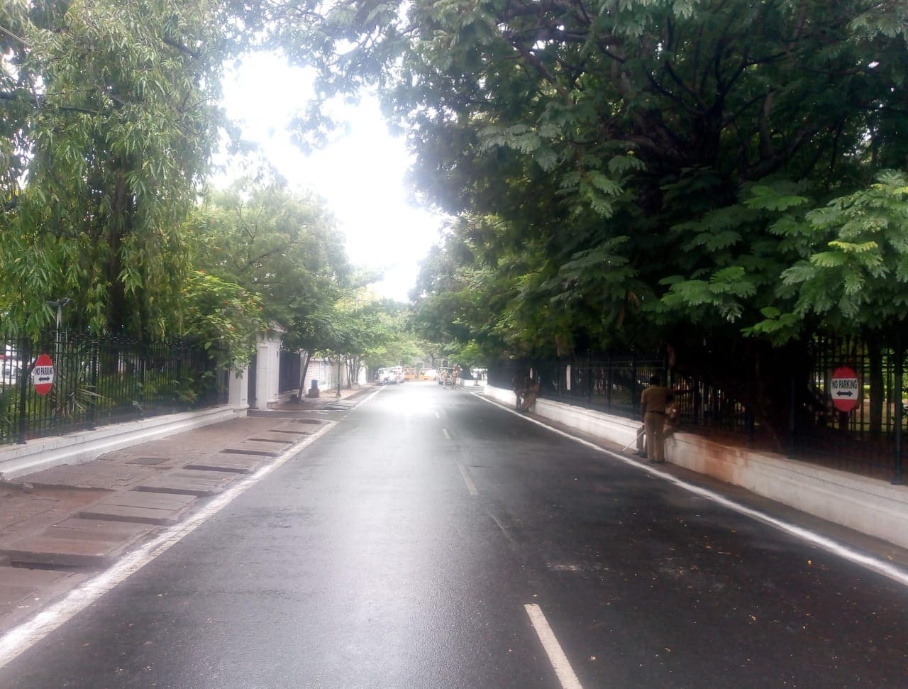 சென்னையை பொறுத்தவரை முற்பகலில் வானம் ஓரளவு மேகமூட்டத்துடன் பிற்பகலில் தெளிவாகவும் காணப்படும். அதிகபட்ச வெப்பநிலை 37 டிகிரி செல்சியஸ் ஆகவும் குறைந்தபட்ச வெப்பநிலை 28 டிகிரி செல்சியஸ் ஆகவும் பதிவாக கூடும். சென்னையை பொறுத்தவரை முற்பகலில் வானம் ஓரளவு மேகமூட்டத்துடன் பிற்பகலில் தெளிவாகவும் காணப்படும். அதிகபட்ச வெப்பநிலை 37 டிகிரி செல்சியஸ் ஆகவும் குறைந்தபட்ச வெப்பநிலை 28 டிகிரி செல்சியஸ் ஆகவும் பதிவாக கூடும்.