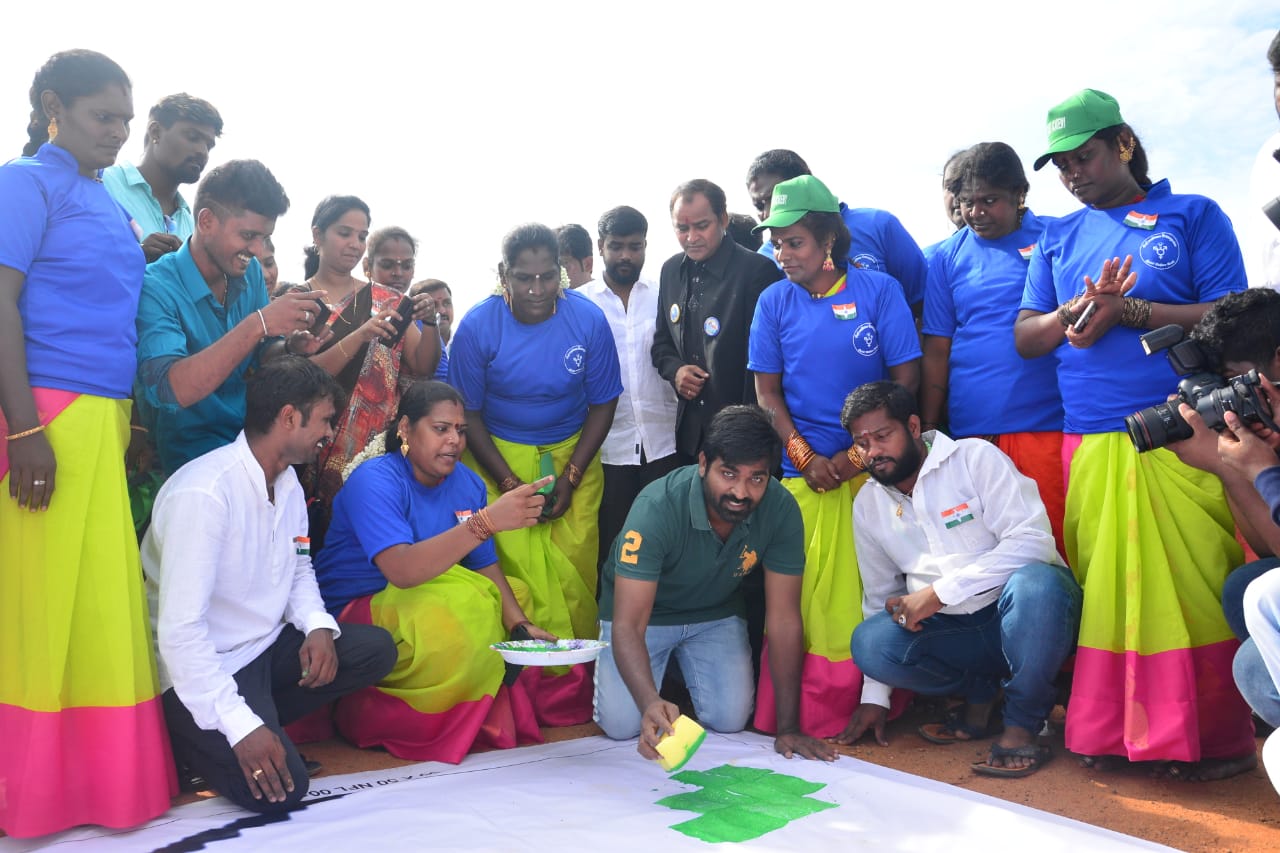 இது குறித்து பேசிய அமைப்பின் ஒருங்கிணைப்பாளர், ‘டாக்டர் அம்பேத்கரின் படத்தை வரைய காரணம், பாலின சமத்துவத்தை பற்றி பேசிய ஒரே சுதந்திர போராட்ட வீரர் அவர் ஒருவரே ஆவார். ஆகவே, அவரின் உருவப்படத்தை வரைவதில் எங்களுக்கு பெருமையான தருணமாகவே எண்ணுகிறோம். இது குறித்து பேசிய அமைப்பின் ஒருங்கிணைப்பாளர், ‘டாக்டர் அம்பேத்கரின் படத்தை வரைய காரணம், பாலின சமத்துவத்தை பற்றி பேசிய ஒரே சுதந்திர போராட்ட வீரர் அவர் ஒருவரே ஆவார். ஆகவே, அவரின் உருவப்படத்தை வரைவதில் எங்களுக்கு பெருமையான தருணமாகவே எண்ணுகிறோம்.