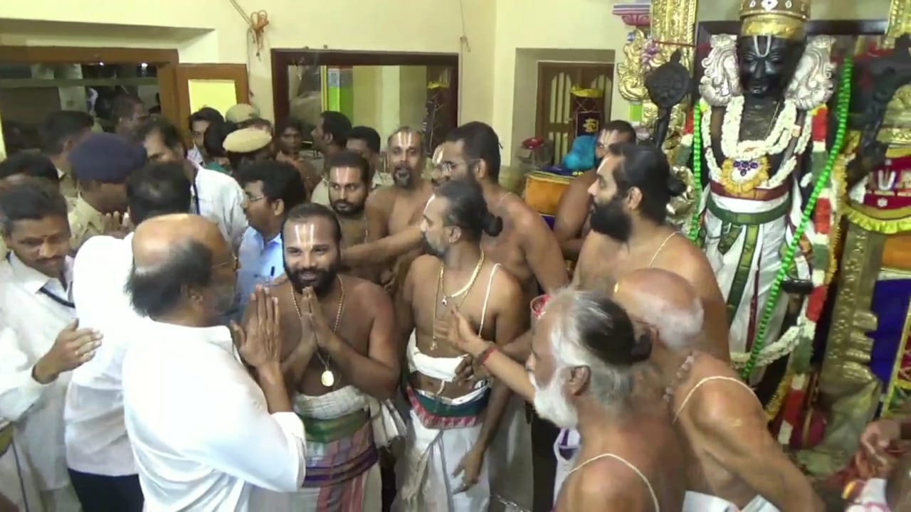 அத்திவரதர் வைபவம் இன்னும் 4 நாட்களே நடைபெற உள்ள நிலையில் நடிகர் ரஜினிகாந்த் மற்றும் அவருடைய மனைவி லதா ரஜினிகாந்த் ஆகியோர் நள்ளிரவு சுமார் 12.30 மணி அளவில் அத்திவரதரை தரிசனம் செய்தனர் அத்திவரதர் வைபவம் இன்னும் 4 நாட்களே நடைபெற உள்ள நிலையில் நடிகர் ரஜினிகாந்த் மற்றும் அவருடைய மனைவி லதா ரஜினிகாந்த் ஆகியோர் நள்ளிரவு சுமார் 12.30 மணி அளவில் அத்திவரதரை தரிசனம் செய்தனர்