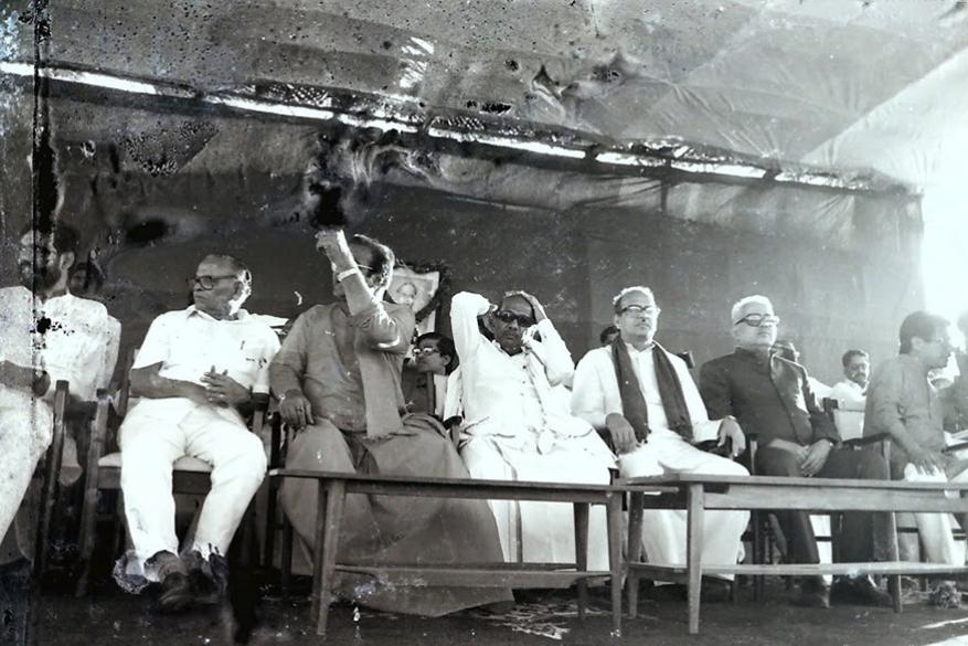 சென்னையில் நடைபெற்ற கூட்டத்தில் மற்ற கட்சி தலைவர்களுடன் அமர்ந்திருக்கும் கருணாநிதி (Image: Subha News Photo Service) சென்னையில் நடைபெற்ற கூட்டத்தில் மற்ற கட்சி தலைவர்களுடன் அமர்ந்திருக்கும் கருணாநிதி (Image: Subha News Photo Service)