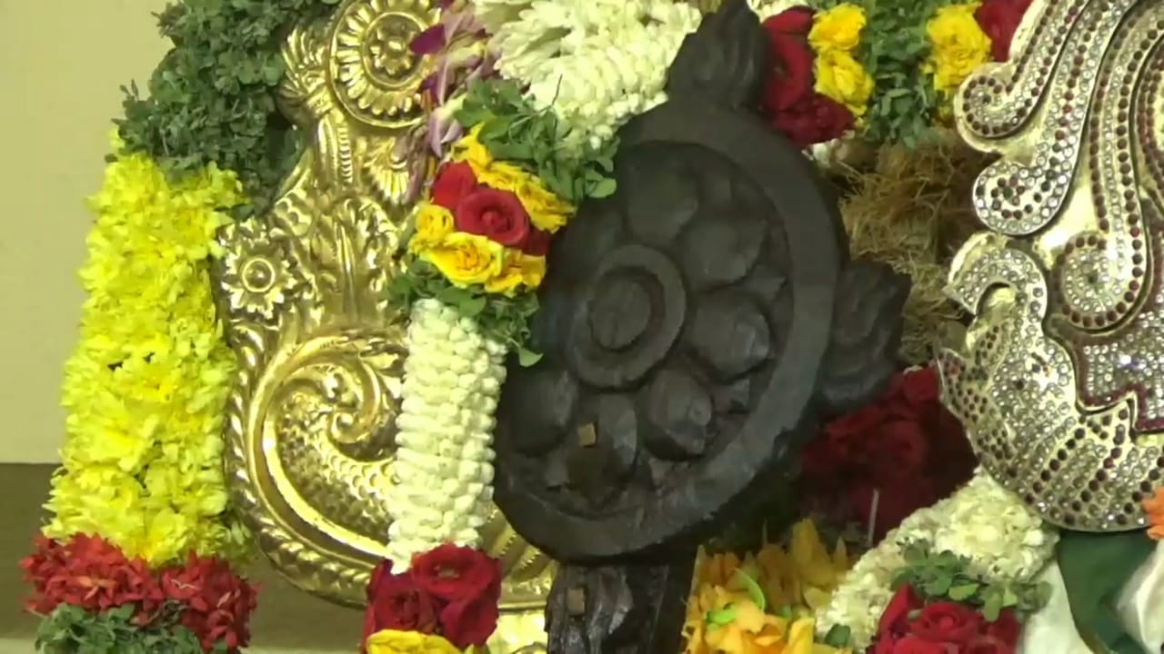 கடந்த 45 நாட்களில் காஞ்சிபுரம் ஆதி அத்திவரதர் வைபத்தில் இதுவரை ரூ. 7 கோடியே 59 லட்ச ரூபாய் ரொக்க பணமும், 127 கிராம் தங்கமும், 3618 கிராம் வெள்ளியும் உண்டியல் காணிக்கையாக பக்தர்கள் செலுத்தியுள்ளனர். கடந்த 45 நாட்களில் காஞ்சிபுரம் ஆதி அத்திவரதர் வைபத்தில் இதுவரை ரூ. 7 கோடியே 59 லட்ச ரூபாய் ரொக்க பணமும், 127 கிராம் தங்கமும், 3618 கிராம் வெள்ளியும் உண்டியல் காணிக்கையாக பக்தர்கள் செலுத்தியுள்ளனர்.