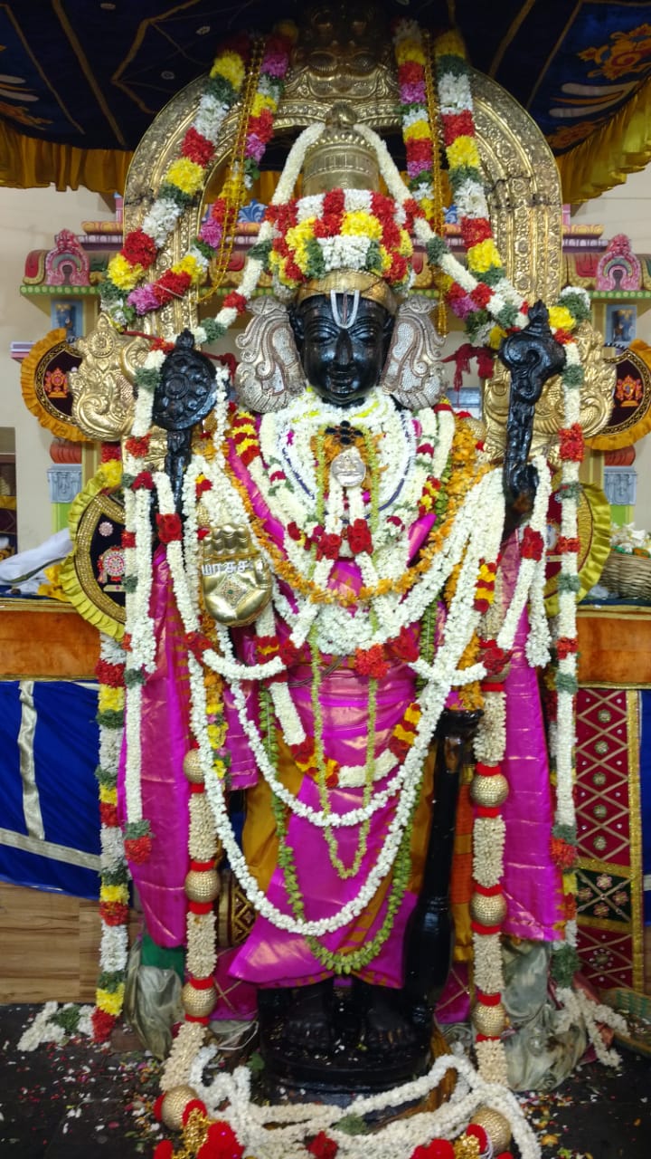 தினமும் லட்சக்கணக்கான பக்தர்கள் காஞ்சிக்கு திரண்டு வந்து நீண்ட வரிசையில் பலமணி நேரம் காத்திருந்து அத்திவரதரை தரிசனம் செய்து வந்தனர். தினமும் லட்சக்கணக்கான பக்தர்கள் காஞ்சிக்கு திரண்டு வந்து நீண்ட வரிசையில் பலமணி நேரம் காத்திருந்து அத்திவரதரை தரிசனம் செய்து வந்தனர்.