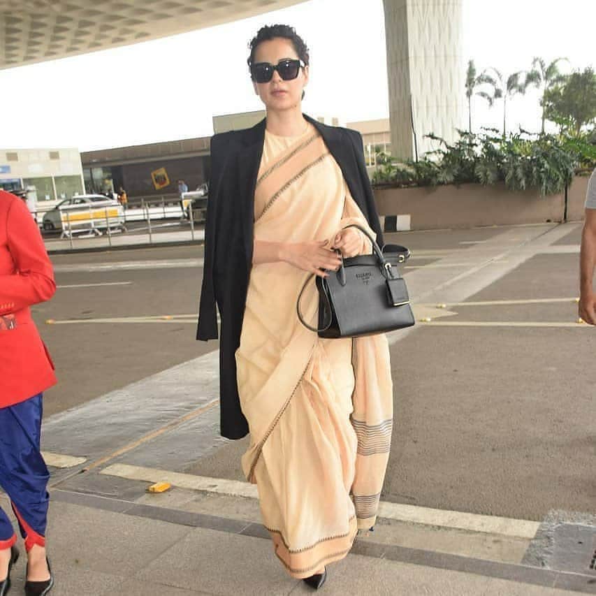 அதை அணிந்து கொண்டு விமானனிலையத்திற்குள் நுழைய ஒய்யார நடைபோட்ட கங்கனா முகத்தில் அத்தனை கம்பீரம் படர்ந்திருந்தது. அது அந்த புடவைக்கே உரிய நடை போல் இருந்தது. அதை அணிந்து கொண்டு விமானனிலையத்திற்குள் நுழைய ஒய்யார நடைபோட்ட கங்கனா முகத்தில் அத்தனை கம்பீரம் படர்ந்திருந்தது. அது அந்த புடவைக்கே உரிய நடை போல் இருந்தது.