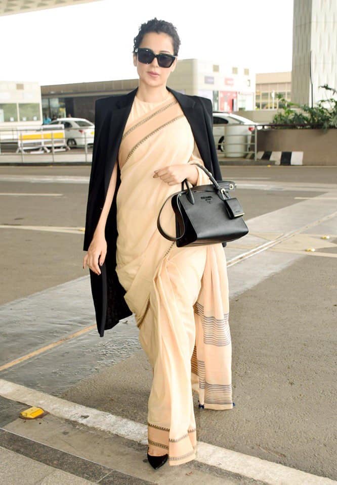 இருப்பினும் புடவைக்கு ஈடு செய்யும் விதமாக கிவென்ச்சி (givenchy) பிராண்டின் ஓவர் கோட் மற்றும் அதற்கு பொருத்தமான பிரடா பேக் அணிந்திருந்தது அத்தனை பொருத்தமாக இருந்தது. இதனால் சிம்பிலான புடவையும் ரிச் தோற்றத்தில் கங்கனாவால் முழுமைப் பெற்றது எனலாம். இருப்பினும் புடவைக்கு ஈடு செய்யும் விதமாக கிவென்ச்சி (givenchy) பிராண்டின் ஓவர் கோட் மற்றும் அதற்கு பொருத்தமான பிரடா பேக் அணிந்திருந்தது அத்தனை பொருத்தமாக இருந்தது. இதனால் சிம்பிலான புடவையும் ரிச் தோற்றத்தில் கங்கனாவால் முழுமைப் பெற்றது எனலாம்.