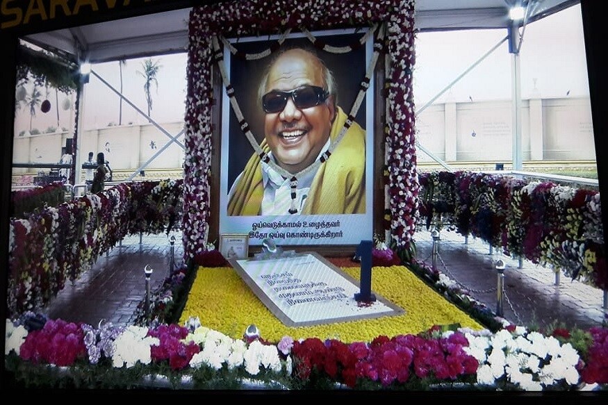 முன்னாள் முதலமைச்சர் கருணாநிதியின் முதலாமாண்டு நினைவு தினத்தையொட்டி சென்னையில் அமைதிப்பேரணி நடைபெற்றது. முன்னாள் முதலமைச்சர் கருணாநிதியின் முதலாமாண்டு நினைவு தினத்தையொட்டி சென்னையில் அமைதிப்பேரணி நடைபெற்றது.