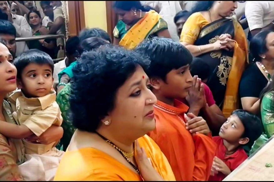 அத்திவரதரை ஏற்கனவே கடந்த ஜூலை 23-ம் தேதி லதா ரஜினிகாந்த் தனது 2 மகள்களுடனும் பேரக்குழந்தைகளுடனும் தரிசனம் செய்தார். அத்திவரதரை ஏற்கனவே கடந்த ஜூலை 23-ம் தேதி லதா ரஜினிகாந்த் தனது 2 மகள்களுடனும் பேரக்குழந்தைகளுடனும் தரிசனம் செய்தார்.
