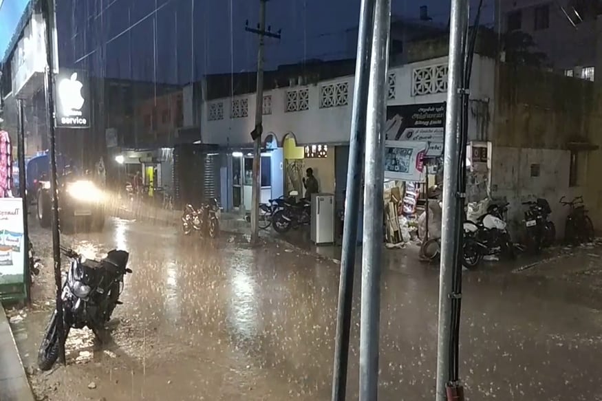 அதன்படி, தஞ்சை, திருவாரூர், நாகை ஆகிய மாவட்டங்களில் கனமழையும், கடலூர், விழுப்புரம், அரியலூர், பெரம்பலூர், திருச்சி, மதுரை, புதுக்கோட்டை உள்ளிட்ட 15 மாவட்டங்களில் இடியுடன் கூடிய லேசான மழைக்கும் வாய்ப்புள்ளது. அதன்படி, தஞ்சை, திருவாரூர், நாகை ஆகிய மாவட்டங்களில் கனமழையும், கடலூர், விழுப்புரம், அரியலூர், பெரம்பலூர், திருச்சி, மதுரை, புதுக்கோட்டை உள்ளிட்ட 15 மாவட்டங்களில் இடியுடன் கூடிய லேசான மழைக்கும் வாய்ப்புள்ளது.