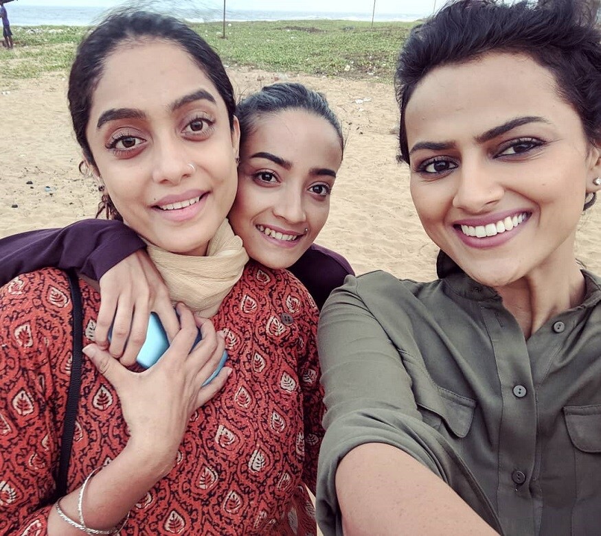 பிக்பாஸ் போட்டியாளராக இருக்கும் அபிராமி வெங்கடாச்சலம், நடிகை ஷ்ரத்தா ஸ்ரீநாத், ஆன்ட்ரியா தரங் ஆகிய 3 பேரும் முக்கிய கதாபாத்திரத்தில் நடித்துள்ளனர். பிக்பாஸ் போட்டியாளராக இருக்கும் அபிராமி வெங்கடாச்சலம், நடிகை ஷ்ரத்தா ஸ்ரீநாத், ஆன்ட்ரியா தரங் ஆகிய 3 பேரும் முக்கிய கதாபாத்திரத்தில் நடித்துள்ளனர்.