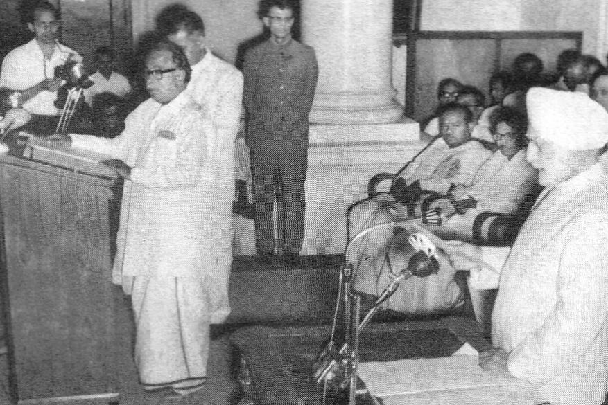 அறிஞர் அண்ணா முதல்வராக பதவியேற்கும் நிகழ்ச்சியில் கலைஞர் கருணாநிதி (Image: Subha News Photo Service) அறிஞர் அண்ணா முதல்வராக பதவியேற்கும் நிகழ்ச்சியில் கலைஞர் கருணாநிதி (Image: Subha News Photo Service)