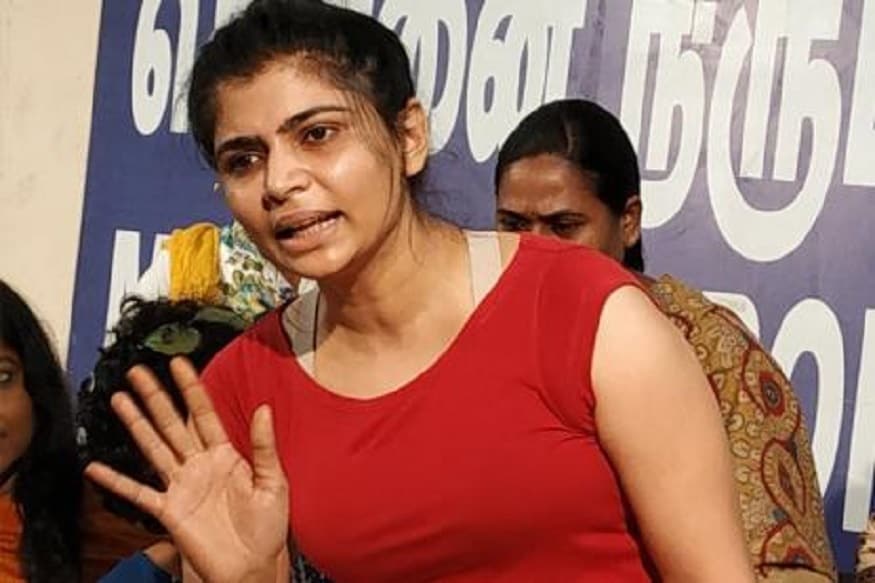 பெண் உரிமை, பெண்களுக்கு எதிரான குற்றங்களுக்கு ஆவேசமாக கருத்துகளை தொடர்ந்து தெரிவித்து வருகிறார் சின்மயி. வைரமுத்து மீது #metoo புகாரை முன்வைத்து தமிழ் திரையுலகில் பெரிய சலசலப்பை உருவாக்கினார். பெண் உரிமை, பெண்களுக்கு எதிரான குற்றங்களுக்கு ஆவேசமாக கருத்துகளை தொடர்ந்து தெரிவித்து வருகிறார் சின்மயி. வைரமுத்து மீது #metoo புகாரை முன்வைத்து தமிழ் திரையுலகில் பெரிய சலசலப்பை உருவாக்கினார்.