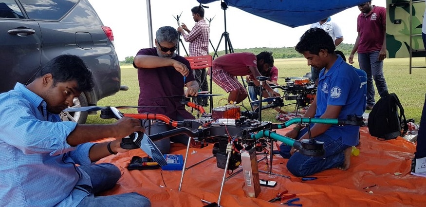 அஜித் திரைத்துறை மட்டுமின்றி கார் ரேஸ், ஃபோட்டோகிராபி, ஆளில்லா விமானங்களைத் தயாரிப்பது ஆகியவற்றில் அதிக ஆர்வம் காட்டி வருகிறார். அஜித் திரைத்துறை மட்டுமின்றி கார் ரேஸ், ஃபோட்டோகிராபி, ஆளில்லா விமானங்களைத் தயாரிப்பது ஆகியவற்றில் அதிக ஆர்வம் காட்டி வருகிறார்.