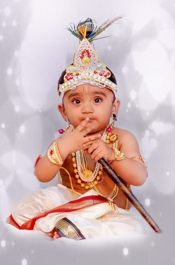 அதோடு குழந்தைகளின் கால்களை வாசலில் தொடங்கி வீட்டின் பூஜையறை வரை நடக்க வைத்து கிருஷ்ணரின் பாதம் வீட்டிற்கு சிறப்பு என்ற முறையில் வழிபடுகின்றனர். அதோடு குழந்தைகளின் கால்களை வாசலில் தொடங்கி வீட்டின் பூஜையறை வரை நடக்க வைத்து கிருஷ்ணரின் பாதம் வீட்டிற்கு சிறப்பு என்ற முறையில் வழிபடுகின்றனர்.
