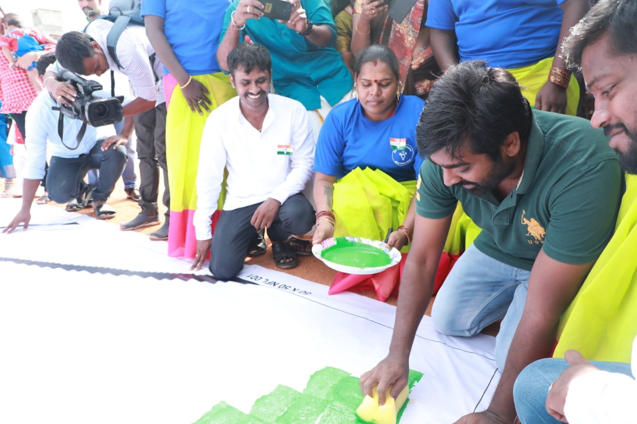 திருநங்கைகளை கேலி கிண்டலுக்கும் உருவாக்கும் அந்த சமூக மக்களுக்கு பாலின சமத்துவத்தின் அவசியத்தை உணர்த்தும் வகையில் திருநங்கைகளின் திறமையை வெளிக் கொண்டு வரும் விதத்தில் இந்த உலக சாதனை நிகழ்வு நடைபெற்றது மகிழ்ச்சி அளிக்கிறது. மேலும், இந்த சாதனை நிகழ்விற்கு உறுதுணையாக இருந்த விஜய் சேதுபதிக்கு எங்களது நன்றியைத் தெரிவித்துக் கொள்கிறோம்’ என்றார். திருநங்கைகளை கேலி கிண்டலுக்கும் உருவாக்கும் அந்த சமூக மக்களுக்கு பாலின சமத்துவத்தின் அவசியத்தை உணர்த்தும் வகையில் திருநங்கைகளின் திறமையை வெளிக் கொண்டு வரும் விதத்தில் இந்த உலக சாதனை நிகழ்வு நடைபெற்றது மகிழ்ச்சி அளிக்கிறது. மேலும், இந்த சாதனை நிகழ்விற்கு உறுதுணையாக இருந்த விஜய் சேதுபதிக்கு எங்களது நன்றியைத் தெரிவித்துக் கொள்கிறோம்’ என்றார்.